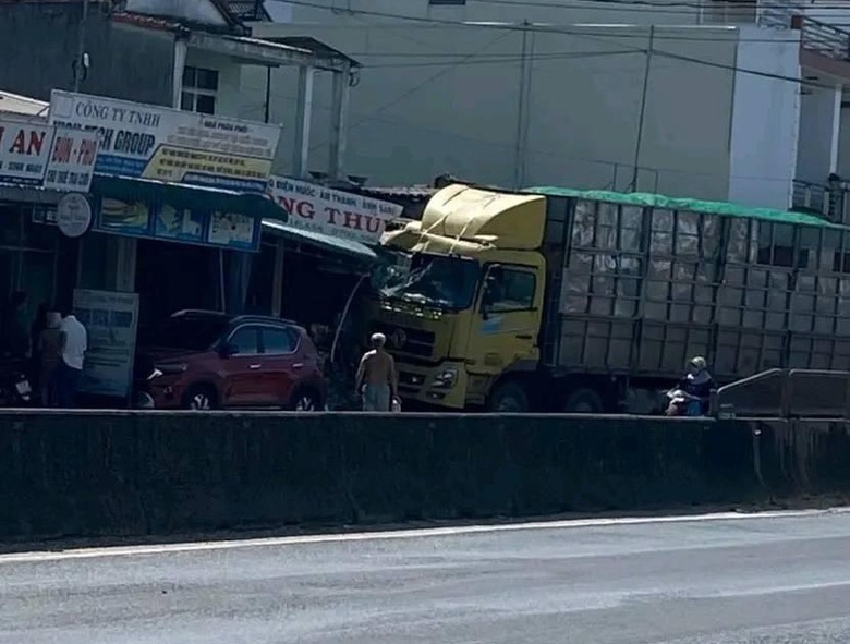 Quảng Ng&atilde;i: Xe tải chở dăm gỗ H&agrave;o Hưng lao v&agrave;o nh&agrave; d&acirc;n tr&ecirc;n QL1 - Ảnh 2.