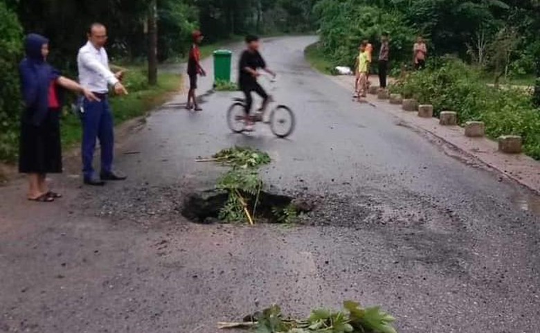 &ldquo;Hố tử thần&rdquo; tr&ecirc;n đường tỉnh lộ ở Quảng Trị đ&atilde; được khắc phục ngay trong đ&ecirc;m - Ảnh 1.