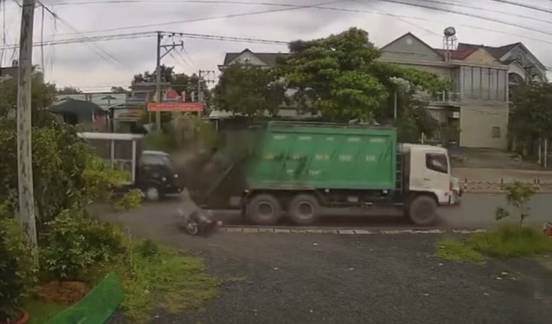 Khởi tố t&agrave;i xế xe chở r&aacute;c g&acirc;y tai nạn khiến học sinh lớp một tử vong - Ảnh 1.