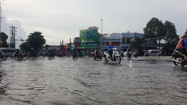 Nước s&ocirc;ng Hậu ở mức 2m, d&acirc;n Cần Thơ b&igrave; b&otilde;m đ&oacute;n triều cường - Ảnh 2.
