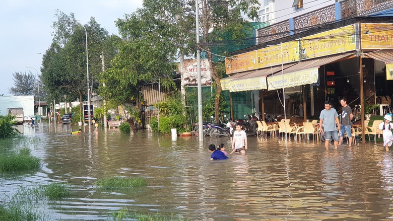 Nước s&ocirc;ng Hậu ở mức 2m, d&acirc;n Cần Thơ b&igrave; b&otilde;m đ&oacute;n triều cường - Ảnh 3.