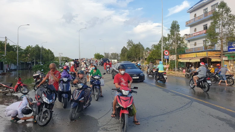 Nước s&ocirc;ng Hậu ở mức 2m, d&acirc;n Cần Thơ b&igrave; b&otilde;m đ&oacute;n triều cường - Ảnh 4.