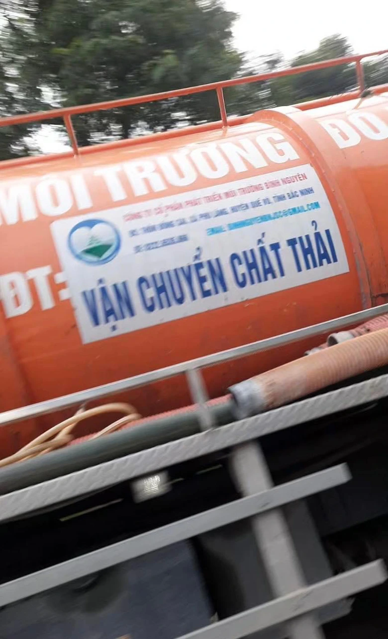 Vụ đổ chất thải nguy hại gần bi&ecirc;n giới: Doanh nghiệp sử dụng logo của đối thủ - Ảnh 2.