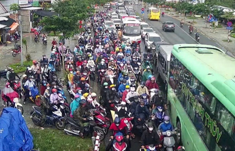 Ng&agrave;y nghỉ lễ thư ba, cầu Rạch Miễu hai lần xả trảm - Ảnh 1.