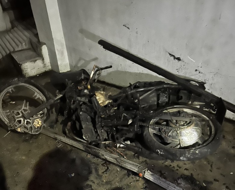 Kịp thời cứu 6 người mắc kẹt trong đám cháy thoát ra ngoài - Ảnh 6. Kịp thời cứu 6 người mắc kẹt trong đám cháy thoát ra ngoài - Ảnh 6.