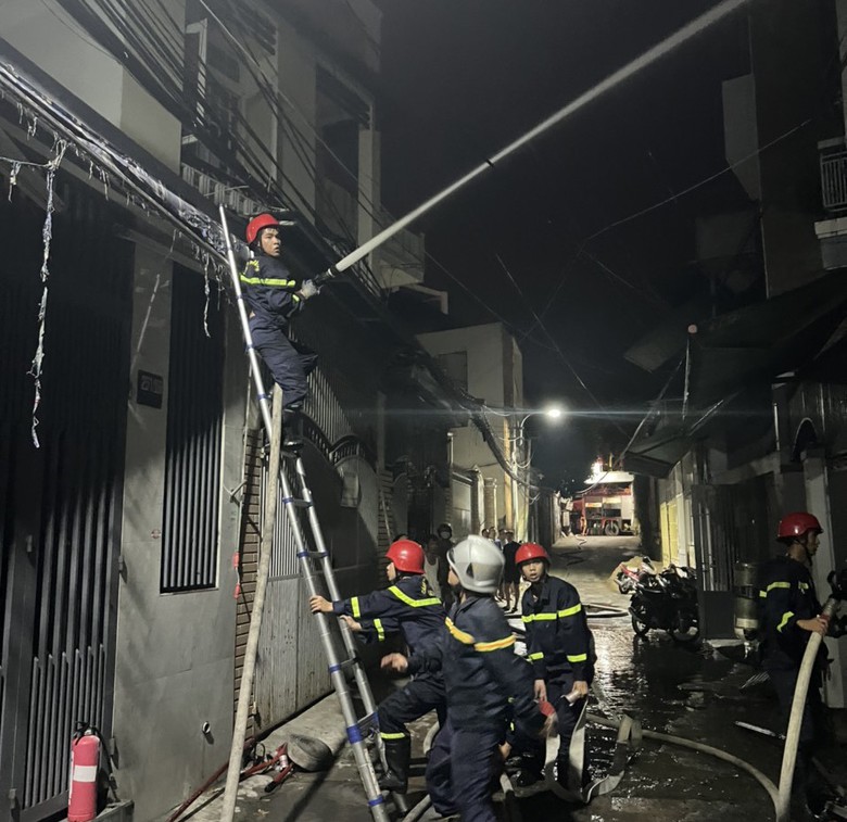 Kịp thời cứu 6 người mắc kẹt trong đám cháy thoát ra ngoài - Ảnh 5. Kịp thời cứu 6 người mắc kẹt trong đám cháy thoát ra ngoài - Ảnh 5.