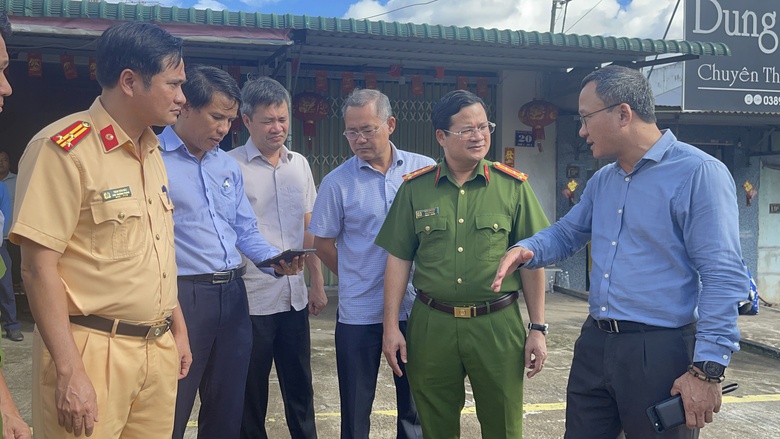 &Ocirc;ng Khuất Việt H&ugrave;ng kiểm tra hiện trường vụ tai nạn bốn người chết tr&ecirc;n QL20 - Ảnh 1.