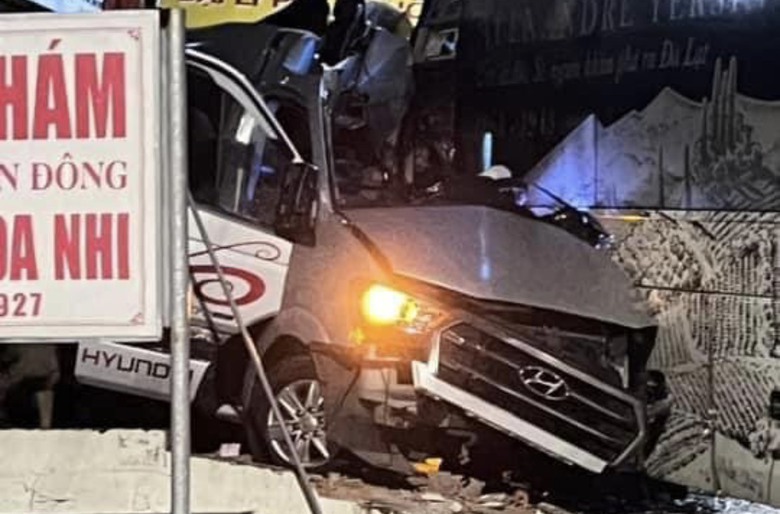 Hai xe khách tông trực diện trên QL20 khiến bốn người tử vong - Ảnh 2. Hai xe khách tông trực diện trên QL20 khiến bốn người tử vong - Ảnh 2.