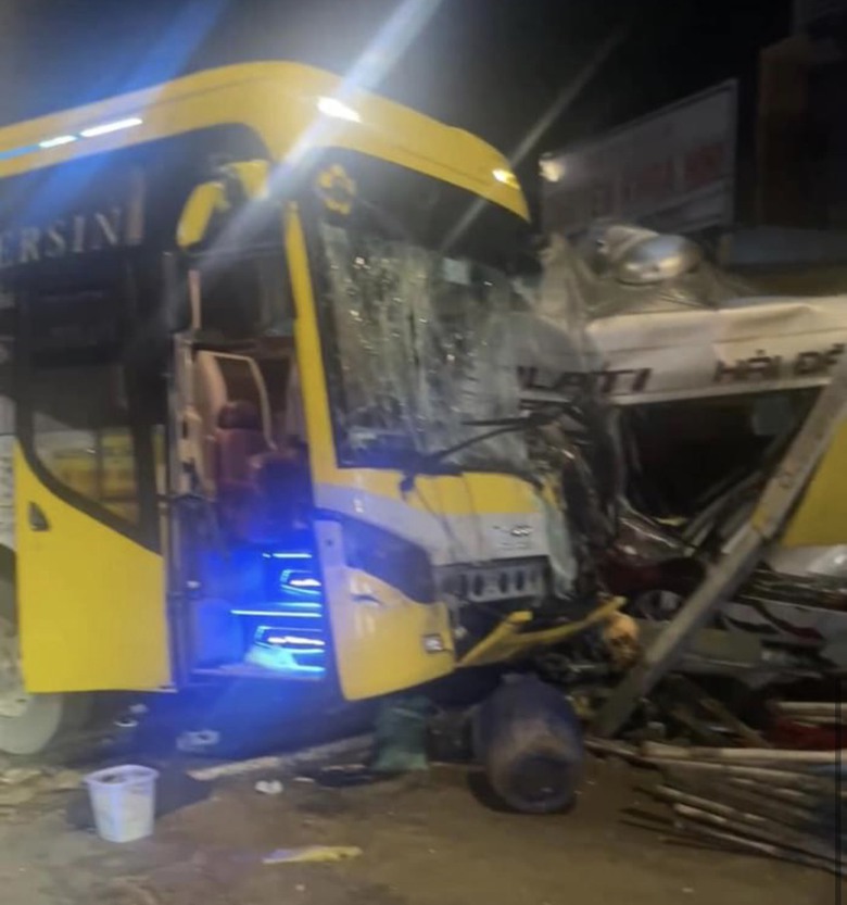Hai xe khách tông trực diện trên QL20 khiến bốn người tử vong - Ảnh 3. Hai xe khách tông trực diện trên QL20 khiến bốn người tử vong - Ảnh 3.