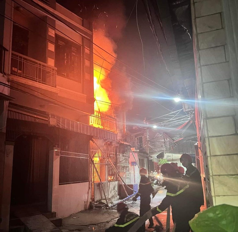 Kịp thời cứu 6 người mắc kẹt trong đám cháy thoát ra ngoài - Ảnh 4. Kịp thời cứu 6 người mắc kẹt trong đám cháy thoát ra ngoài - Ảnh 4.