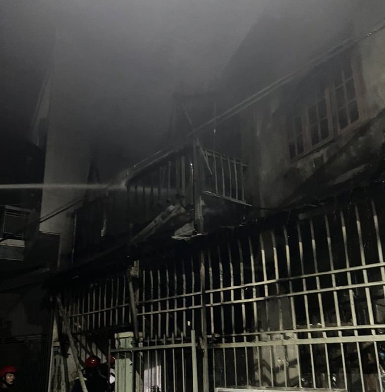 Kịp thời cứu 6 người mắc kẹt trong đám cháy thoát ra ngoài - Ảnh 2. Kịp thời cứu 6 người mắc kẹt trong đám cháy thoát ra ngoài - Ảnh 2.