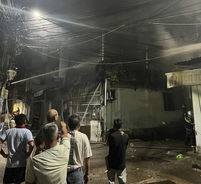 Kịp thời cứu 6 người mắc kẹt trong đám cháy thoát ra ngoài - Ảnh 3. Kịp thời cứu 6 người mắc kẹt trong đám cháy thoát ra ngoài - Ảnh 3.