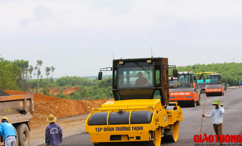 Cao tốc Vạn Ninh &ndash; Cam Lộ nhộn nhịp thi c&ocirc;ng, nhiều đoạn c&ograve;n vướng mặt bằng - Ảnh 1.
