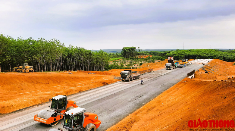 Cao tốc Vạn Ninh &ndash; Cam Lộ nhộn nhịp thi c&ocirc;ng, nhiều đoạn c&ograve;n vướng mặt bằng - Ảnh 2.