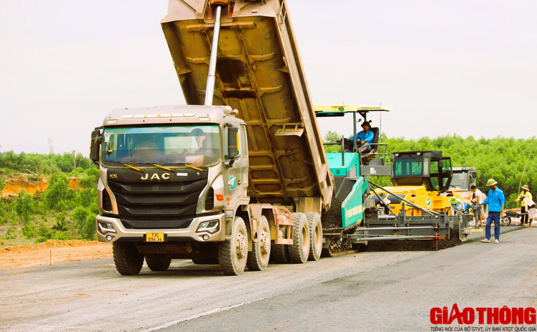 Cao tốc Vạn Ninh &ndash; Cam Lộ nhộn nhịp thi c&ocirc;ng, nhiều đoạn c&ograve;n vướng mặt bằng - Ảnh 3.