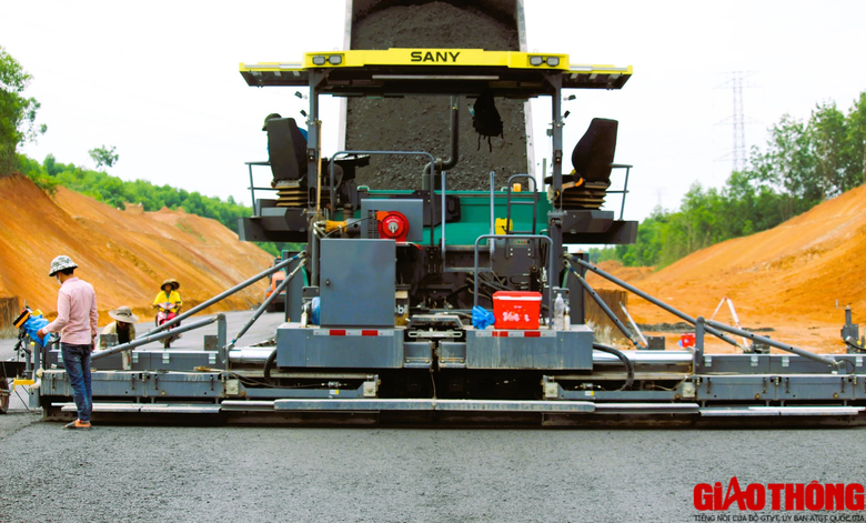 Cao tốc Vạn Ninh &ndash; Cam Lộ nhộn nhịp thi c&ocirc;ng, nhiều đoạn c&ograve;n vướng mặt bằng - Ảnh 4.