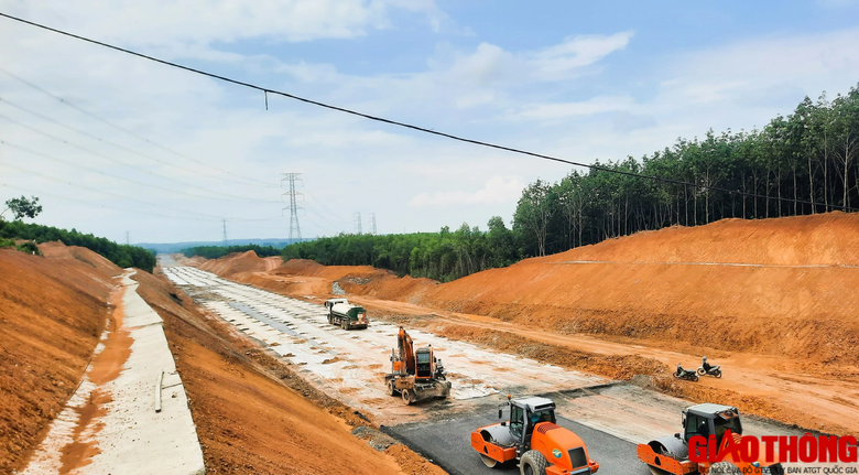 Cao tốc Vạn Ninh &ndash; Cam Lộ nhộn nhịp thi c&ocirc;ng, nhiều đoạn c&ograve;n vướng mặt bằng - Ảnh 5.