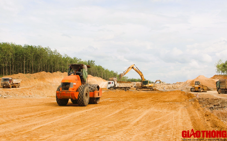 Cao tốc Vạn Ninh &ndash; Cam Lộ nhộn nhịp thi c&ocirc;ng, nhiều đoạn c&ograve;n vướng mặt bằng - Ảnh 7.