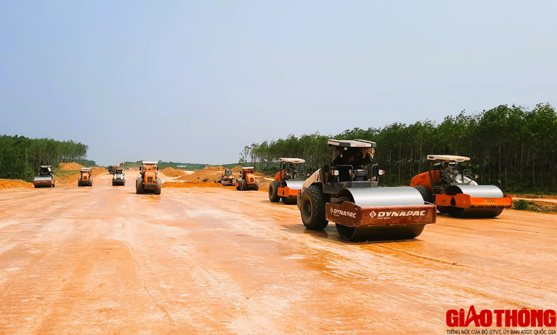 Cao tốc Vạn Ninh &ndash; Cam Lộ nhộn nhịp thi c&ocirc;ng, nhiều đoạn c&ograve;n vướng mặt bằng - Ảnh 8.
