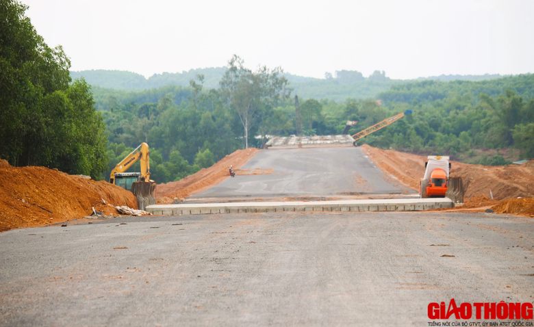 Cao tốc Vạn Ninh &ndash; Cam Lộ nhộn nhịp thi c&ocirc;ng, nhiều đoạn c&ograve;n vướng mặt bằng - Ảnh 13.