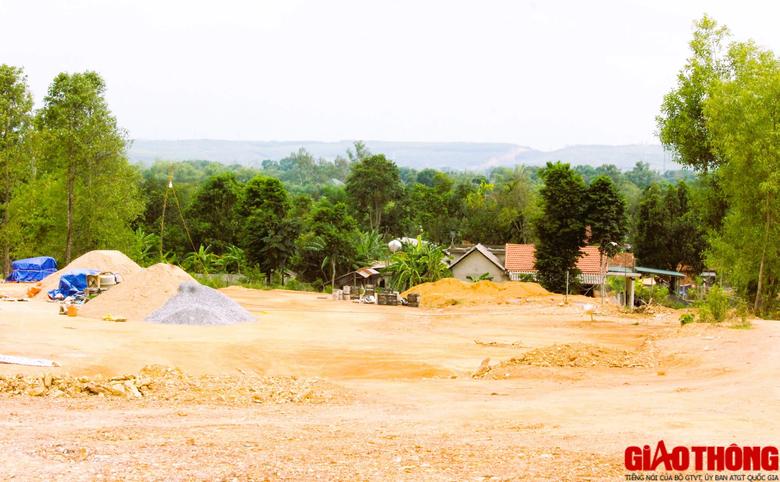 Cao tốc Vạn Ninh &ndash; Cam Lộ nhộn nhịp thi c&ocirc;ng, nhiều đoạn c&ograve;n vướng mặt bằng - Ảnh 15.