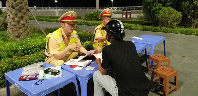 CSGT kh&ocirc;ng nghỉ lễ, g&aacute;c niềm ri&ecirc;ng, căng m&igrave;nh đảm bảo ATGT nơi th&agrave;nh phố b&ecirc;n bờ vịnh Hạ Long - Ảnh 3.