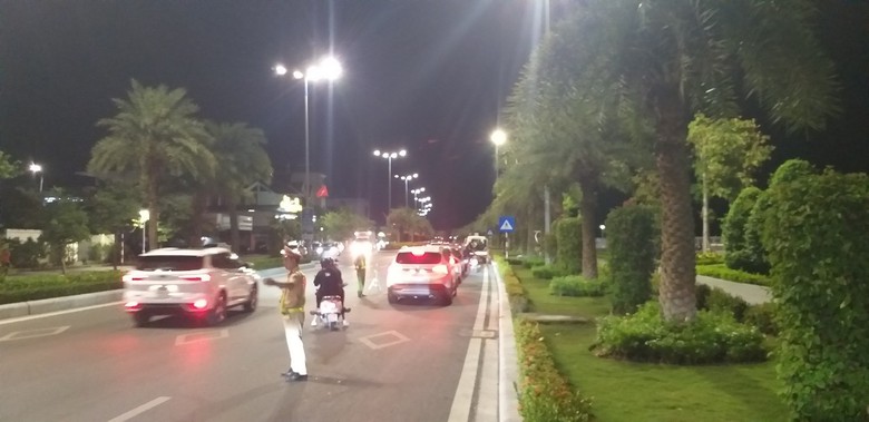 CSGT kh&ocirc;ng nghỉ lễ, g&aacute;c niềm ri&ecirc;ng, căng m&igrave;nh đảm bảo ATGT nơi th&agrave;nh phố b&ecirc;n bờ vịnh Hạ Long - Ảnh 1.
