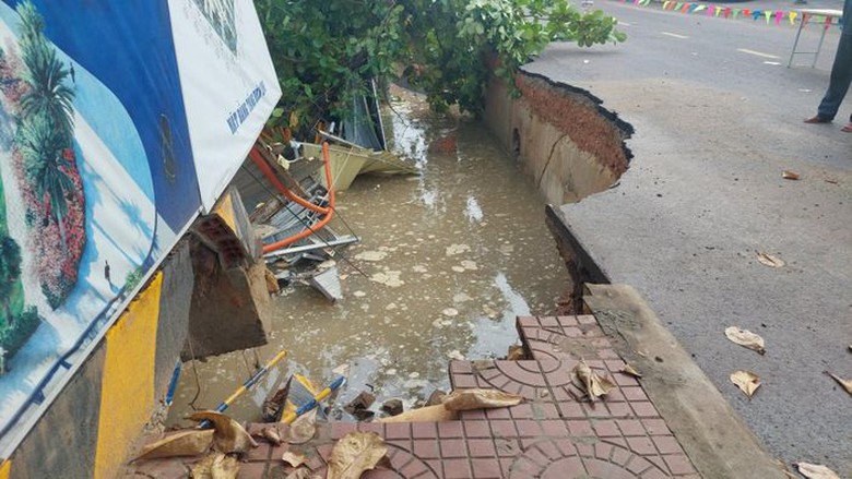 Nhiều tuyến đường ở Quy Nhơn ngập trong nước, người d&acirc;n b&igrave; bỏm dắt xe chết m&aacute;y - Ảnh 6.