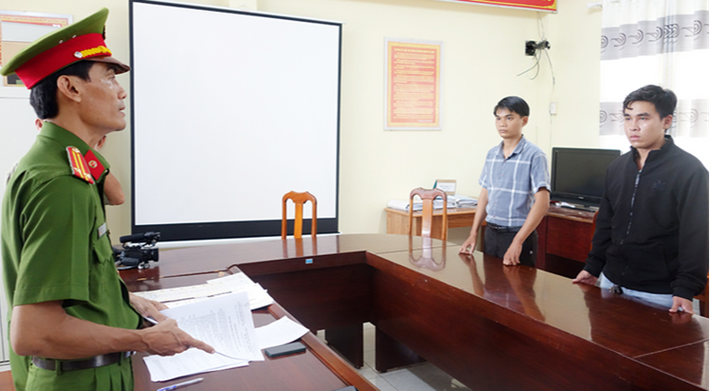 An Giang: Bắt tạm giam 2 đối tượng l&agrave;m bằng đại học v&agrave; chứng chỉ giả - Ảnh 1.