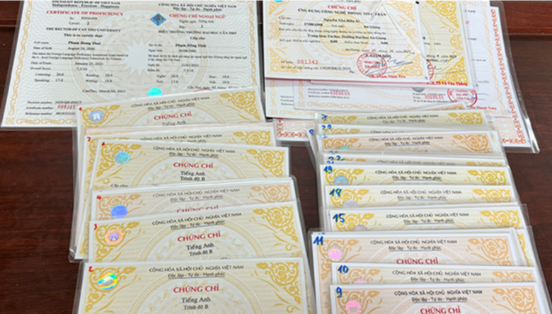 An Giang: Bắt tạm giam 2 đối tượng l&agrave;m bằng đại học v&agrave; chứng chỉ giả - Ảnh 3.