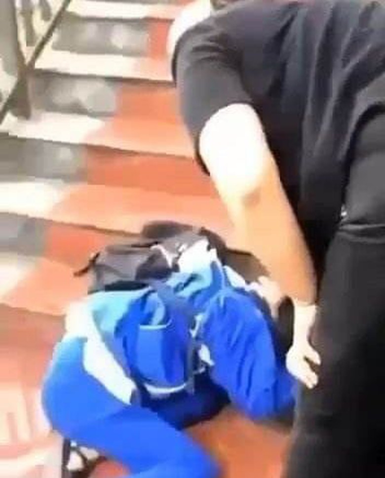 Xác minh vụ nữ sinh lớp 10 bị vây đánh, kéo lê lên cầu thang - Ảnh 1. Xác minh vụ nữ sinh lớp 10 bị vây đánh, kéo lê lên cầu thang - Ảnh 1.