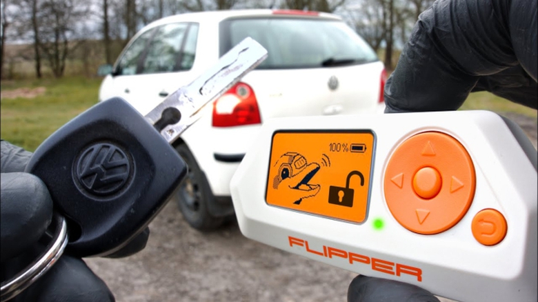 C&oacute; tiếng về bảo mật nhưng iPhone vẫn c&oacute; thể bị đ&aacute;nh sập bởi thứ "nhỏ như nắm tay" - Ảnh 2.