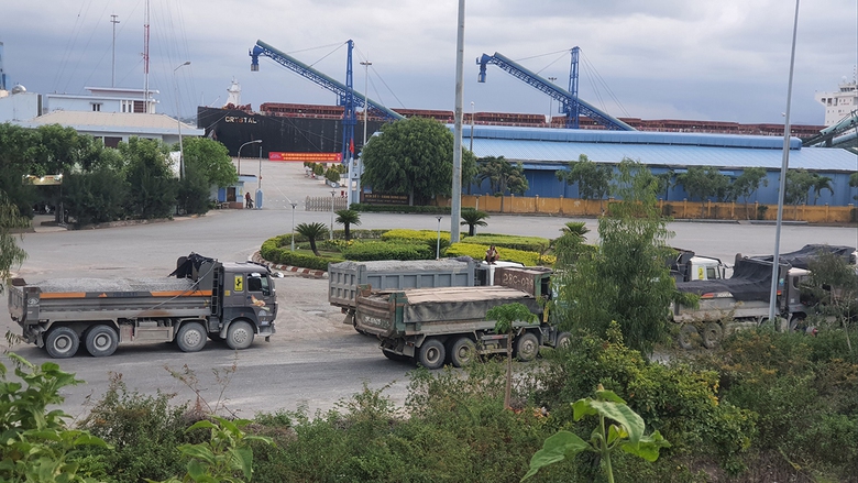 Tận thấy xe qu&aacute; tải lộng h&agrave;nh ở Dung Quất  - Ảnh 2.