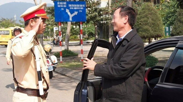 CSGT kh&ocirc;ng bắt buộc phải n&oacute;i lời ch&agrave;o, c&aacute;m ơn t&agrave;i xế từ 15/9 - Ảnh 1.