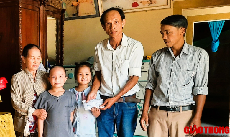 B&aacute;o Giao th&ocirc;ng trao tiền hỗ trợ của bạn đọc sẻ chia với 2 ch&aacute;u nhỏ mồ c&ocirc;i ở Quảng Trị - Ảnh 1.