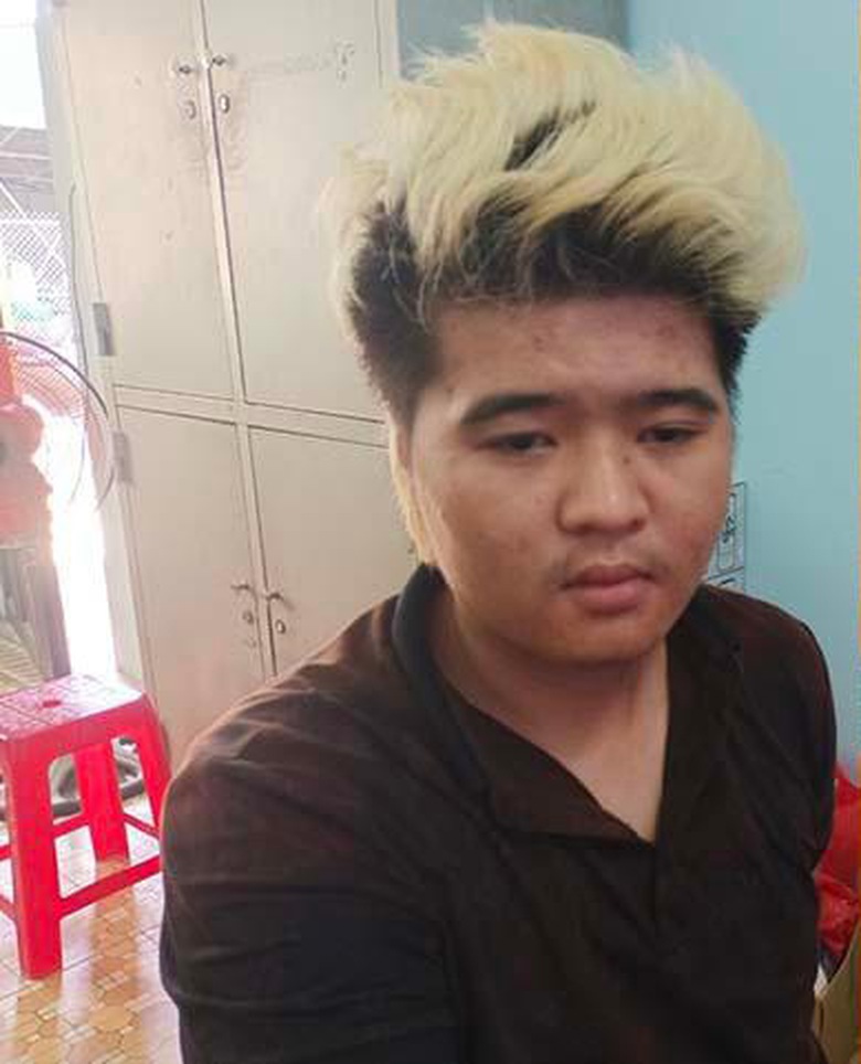 Quảng Ng&atilde;i: Bắt đối tượng t&agrave;ng trữ nhiều vũ kh&iacute; qu&acirc;n dụng - Ảnh 1.