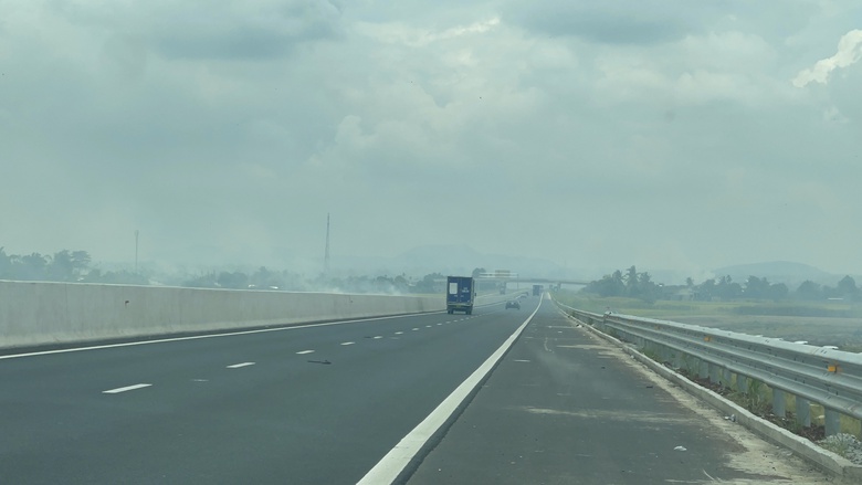 Khói bao trùm một đoạn cao tốc Phan Thiết - Dầu Giây khiến tài xế phải đột ngột giảm tốc độ - Ảnh 1. Khói bao trùm một đoạn cao tốc Phan Thiết - Dầu Giây khiến tài xế phải đột ngột giảm tốc độ - Ảnh 1.