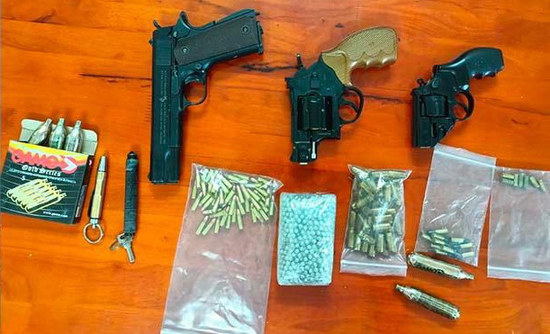 Quảng Ng&atilde;i: Bắt đối tượng t&agrave;ng trữ nhiều vũ kh&iacute; qu&acirc;n dụng - Ảnh 2.