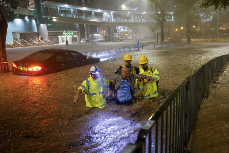Đường phố, ga t&agrave;u điện ngầm tại Hong Kong ngập lụt trong trận mưa lớn nhất trong 140 năm  - Ảnh 1.