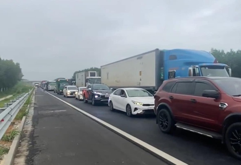 Xe kh&aacute;ch t&ocirc;ng giải ph&acirc;n c&aacute;ch tr&ecirc;n cao tốc Phan Thiết - Dầu Gi&acirc;y, phụ xe văng ra ngo&agrave;i tử vong - Ảnh 2.