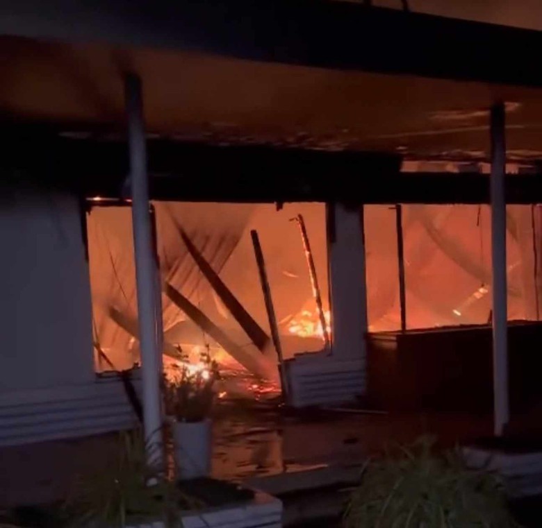 Hội trường Thành ủy Hà Tiên bị cháy lúc rạng sáng đầu năm mới- Ảnh 1. Hội trường Thành ủy Hà Tiên bị cháy lúc rạng sáng đầu năm mới- Ảnh 1.