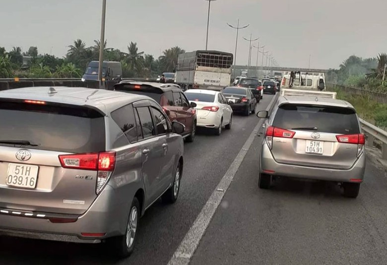 Hiện trường vụ tai nạn khiến giao th&ocirc;ng &ugrave;n tắc k&eacute;o d&agrave;i tr&ecirc;n cao tốc TP.HCM - Trung Lương.