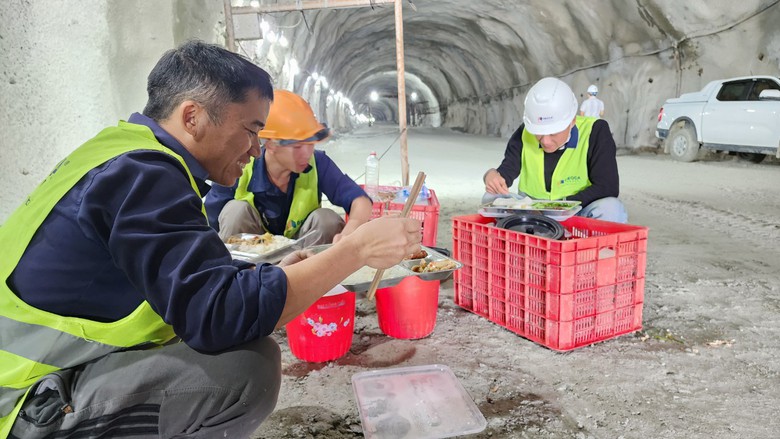 Bữa cơm vội ng&agrave;y Tết trong hầm xuy&ecirc;n n&uacute;i tr&ecirc;n cao tốc Quảng Ng&atilde;i - Ho&agrave;i Nhơn- Ảnh 3.