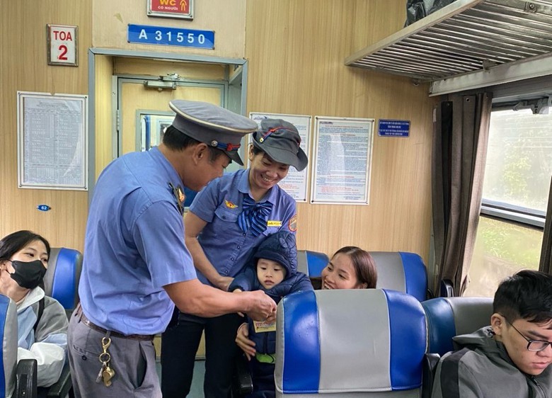 H&agrave;nh kh&aacute;ch t&agrave;u S&agrave;i G&ograve;n bất ngờ được nhận l&igrave; x&igrave; đầu năm- Ảnh 3.