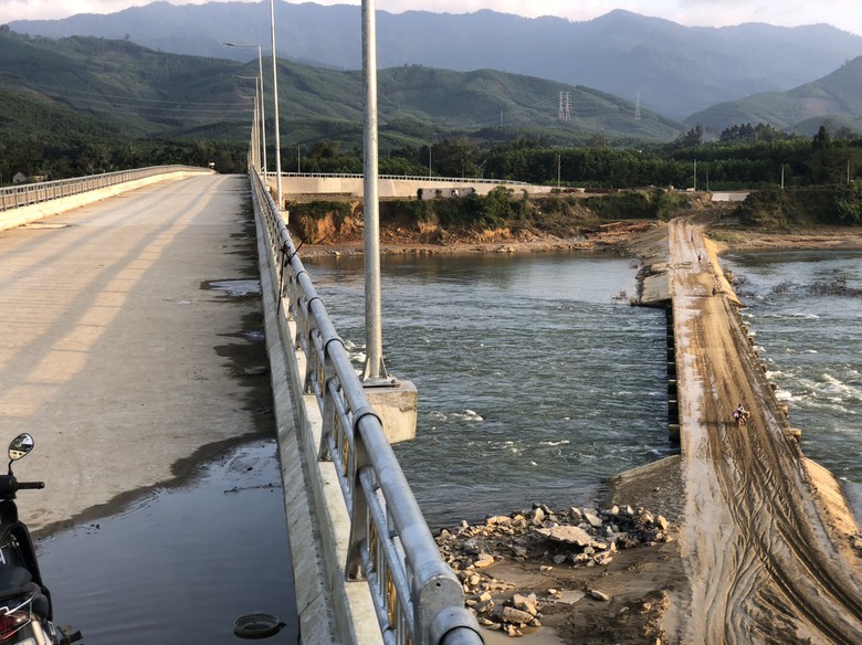 Quảng Ng&atilde;i: Cầu 100 tỷ x&acirc;y xong trước Tết, d&acirc;n hết cảnh đi đường tạm lầy lội- Ảnh 1.