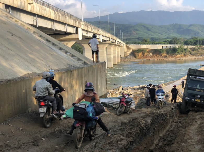 Quảng Ng&atilde;i: Cầu 100 tỷ x&acirc;y xong trước Tết, d&acirc;n hết cảnh đi đường tạm lầy lội- Ảnh 2.