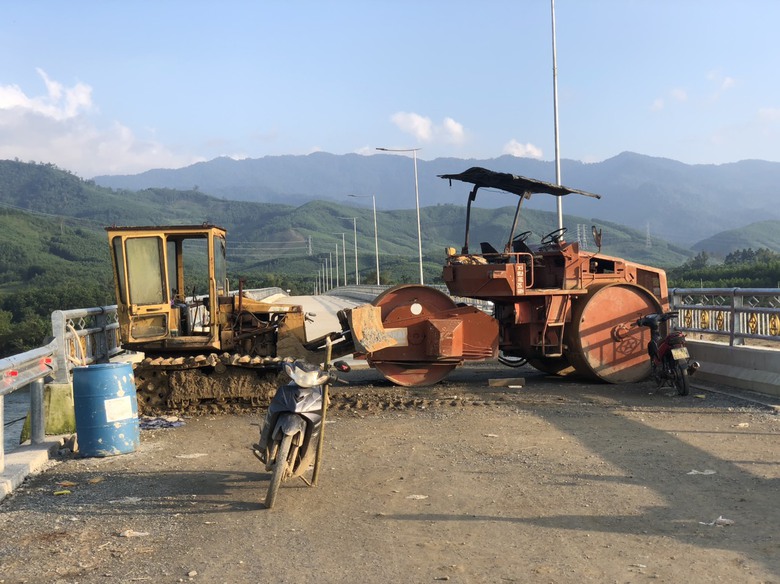 Quảng Ng&atilde;i: Cầu 100 tỷ x&acirc;y xong trước Tết, d&acirc;n hết cảnh đi đường tạm lầy lội- Ảnh 4.