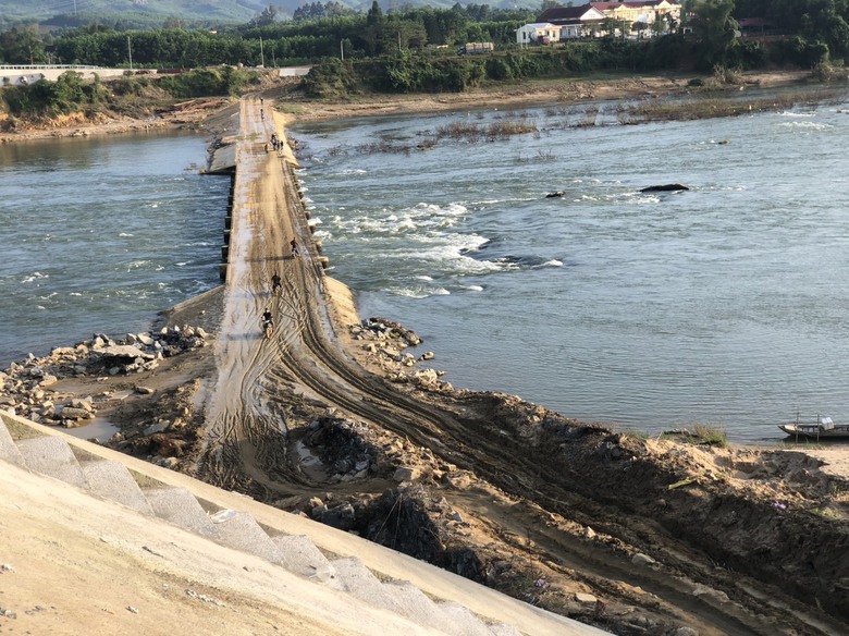 Quảng Ng&atilde;i: Cầu 100 tỷ x&acirc;y xong trước Tết, d&acirc;n hết cảnh đi đường tạm lầy lội- Ảnh 8.