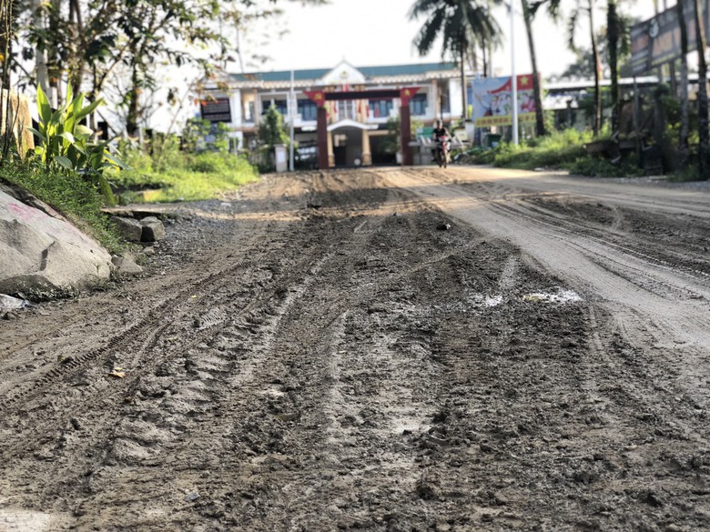 Quảng Ng&atilde;i: Cầu 100 tỷ x&acirc;y xong trước Tết, d&acirc;n hết cảnh đi đường tạm lầy lội- Ảnh 9.