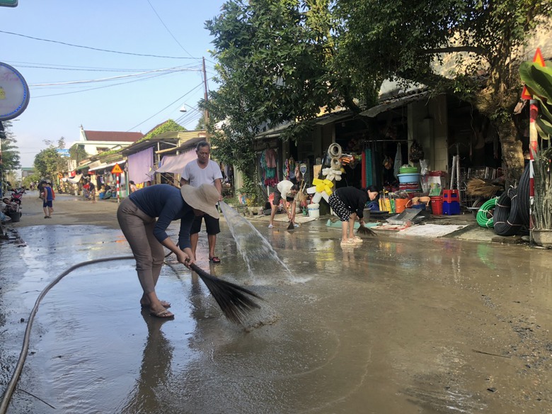 Quảng Ng&atilde;i: Cầu 100 tỷ x&acirc;y xong trước Tết, d&acirc;n hết cảnh đi đường tạm lầy lội- Ảnh 10.